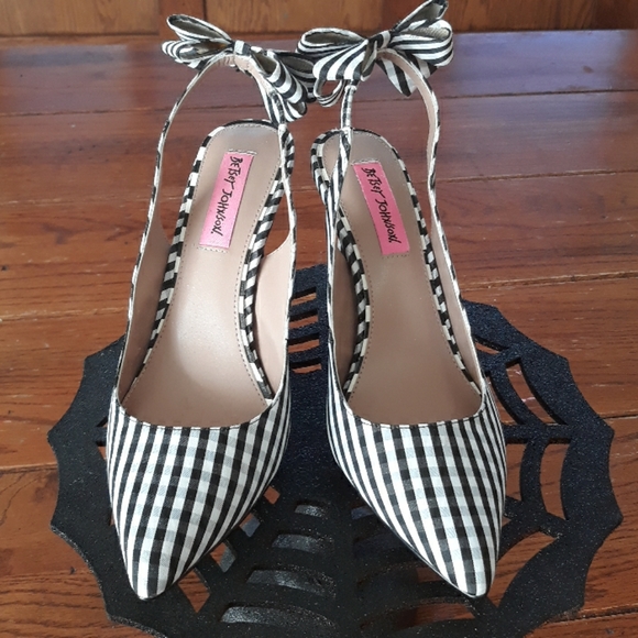 betsey johnson remy pump